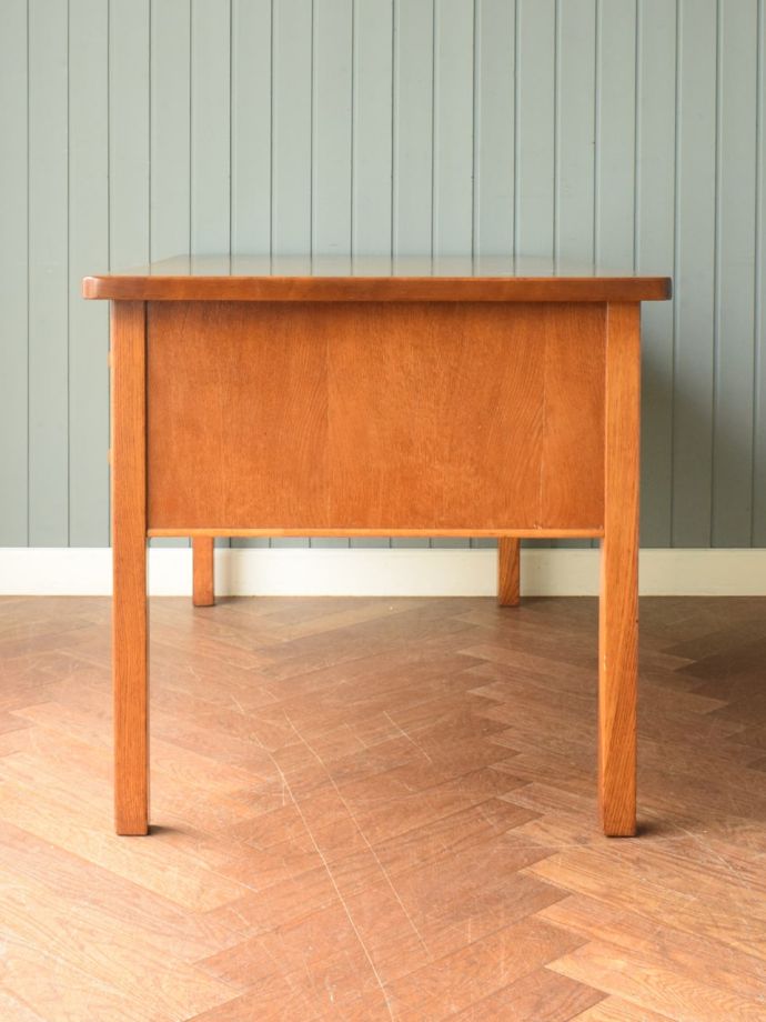 書斎デスクの側面