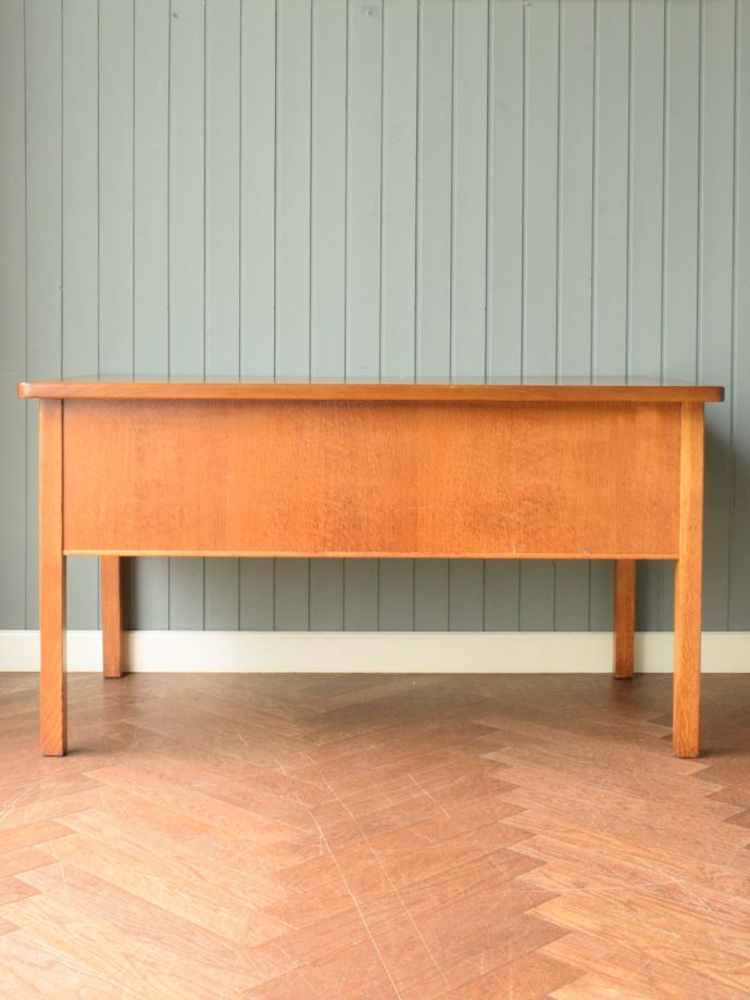 アンティークデスクの後ろ姿