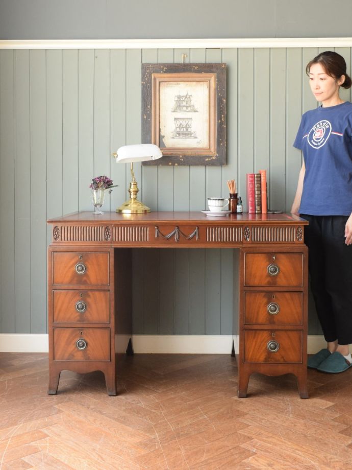 英国アンティークのデスク