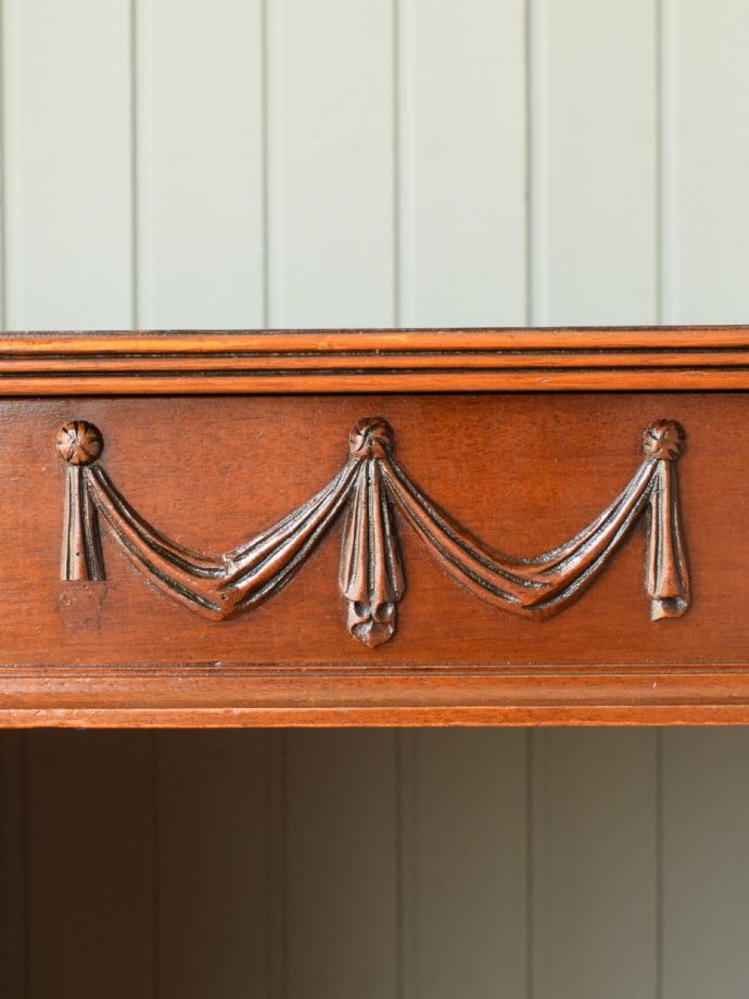 英国アンティーク家具らしい装飾