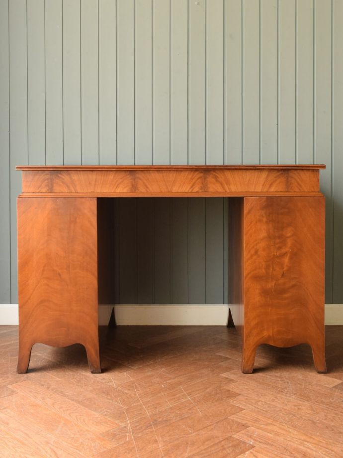 アンティークデスクの後ろ姿