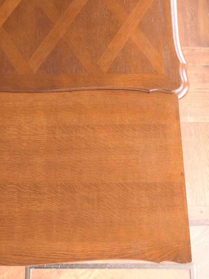 美しいパーケットリーのダイニングテーブル