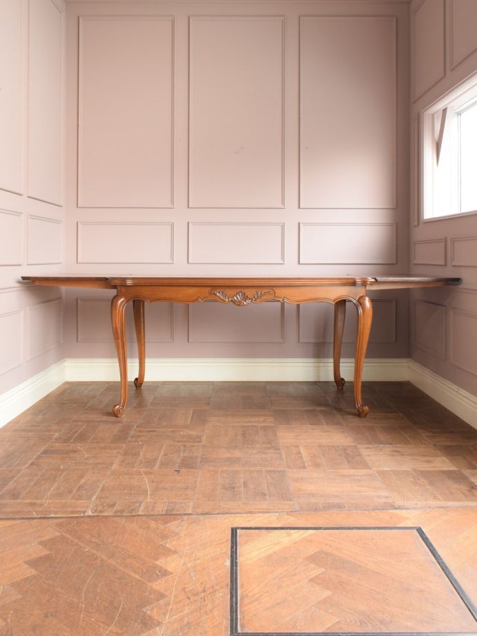 両方のリーフを開いた伸長式テーブル