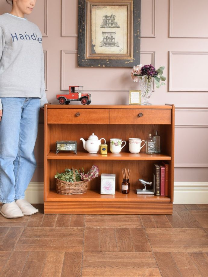 ヴィンテージのオープンシェルフ