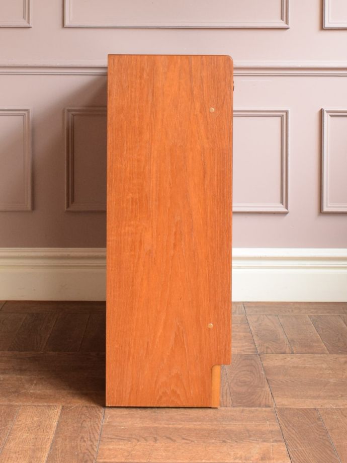 オープンシェルフの側面