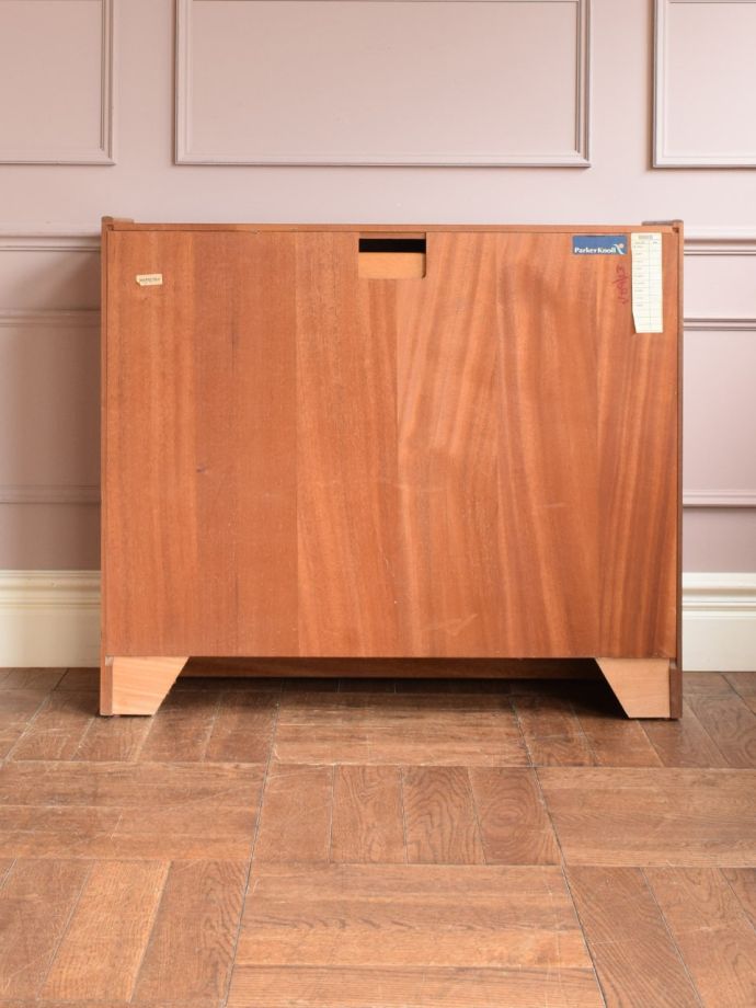 オープンシェルフの後ろ姿