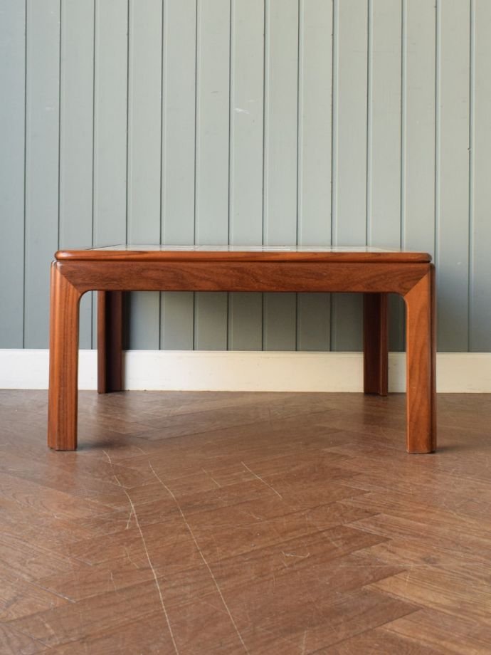 コーヒーテーブルの側面