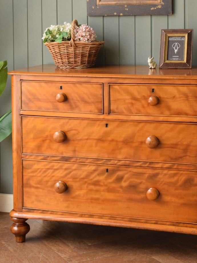 アンティークチェストの美しい木目