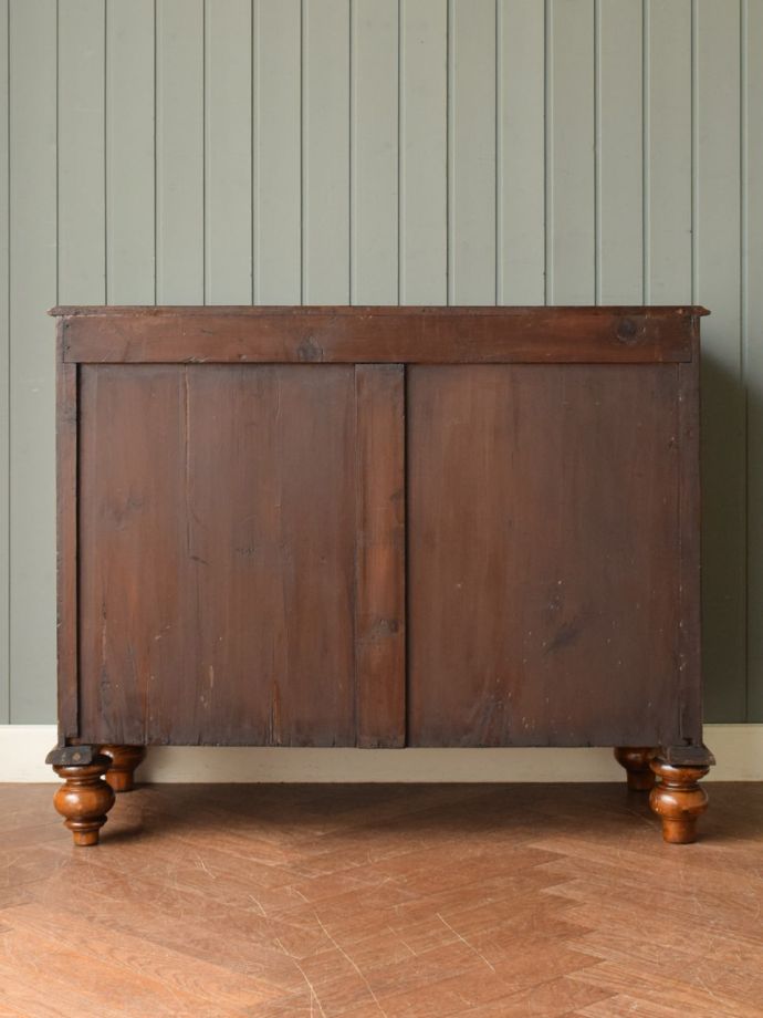 アンティークチェストの後ろ姿