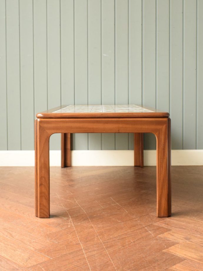 コーヒーテーブルの側面