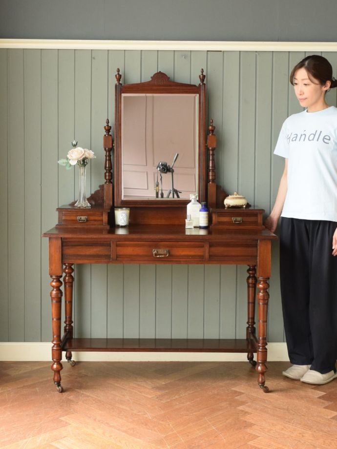 英国アンティークのドレッサー