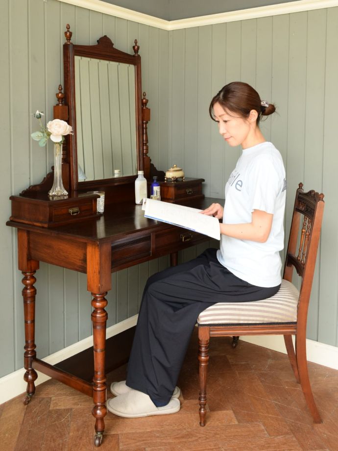 便利に使えるアンティークのドレッサー