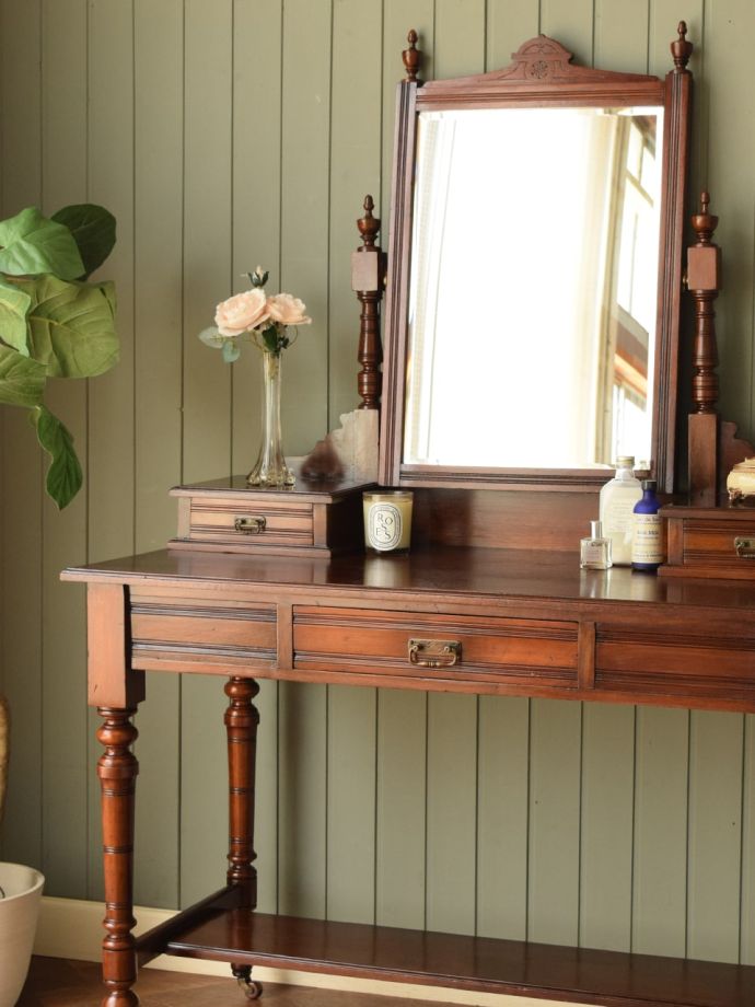 ドレッサーの美しい杢目