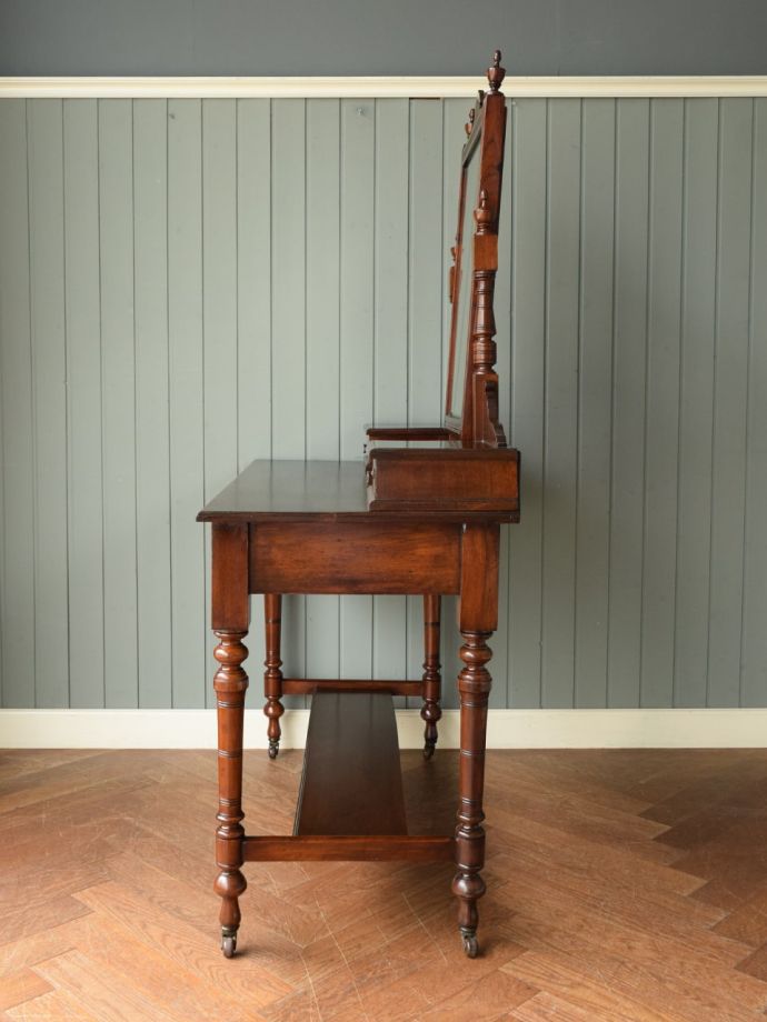 ドレッサーの側面