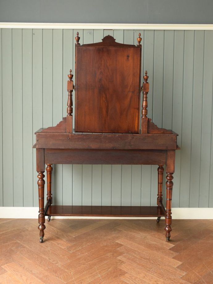 ドレッサーの後ろ姿