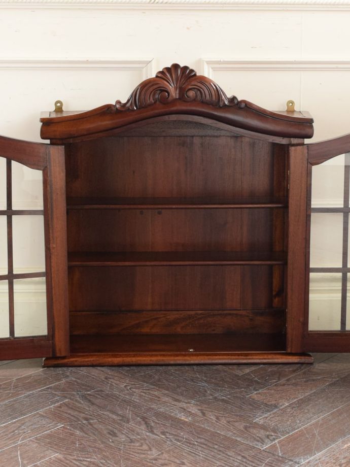 アンティークのキャビネットの扉の中