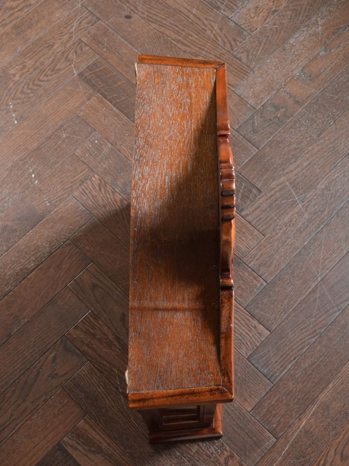 アンティークのキャビネットの天板