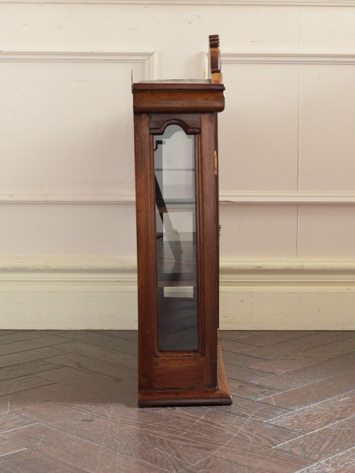 アンティークキャビネットの側面