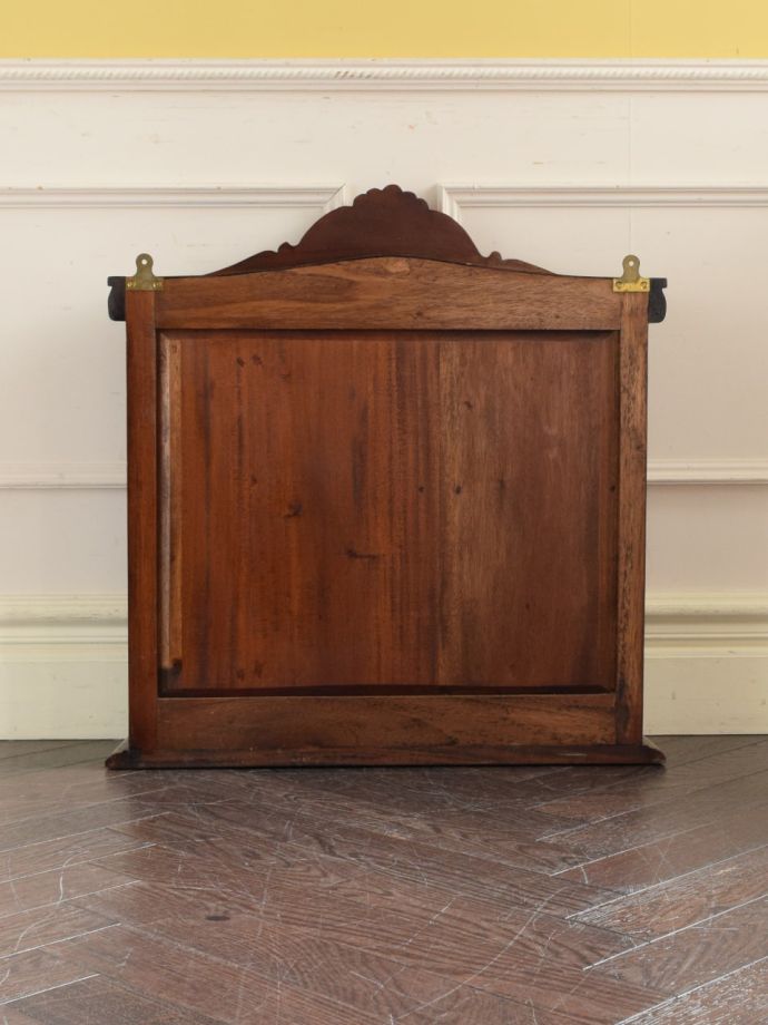 キャビネットの後ろ姿