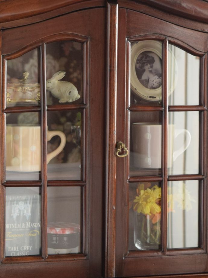 フランスの家具らしい美しいフォルム