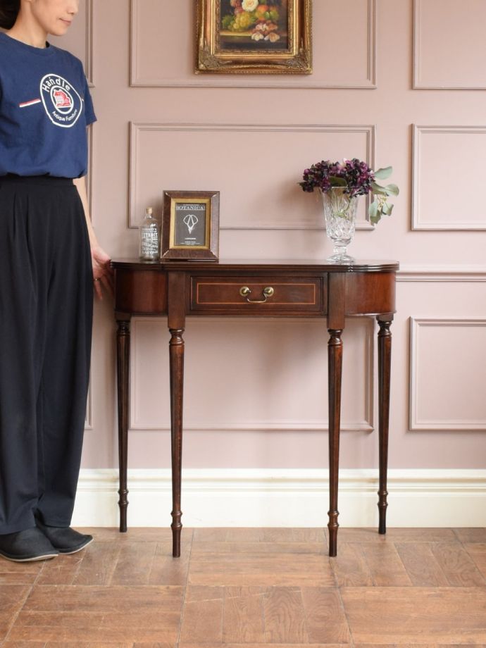 アンティークのコンソールテーブル