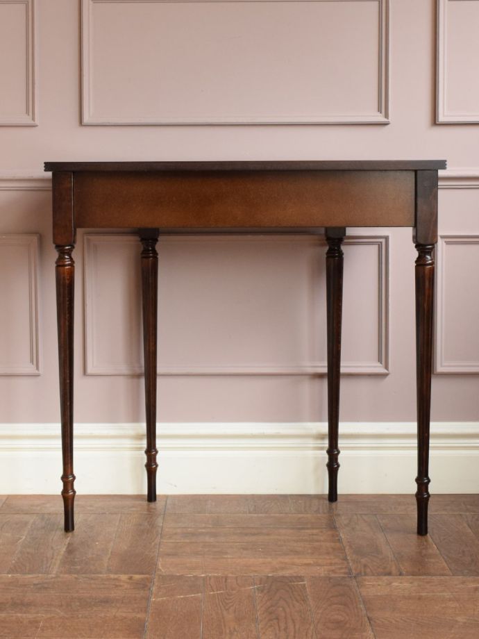 コンソールテーブルの後ろ姿