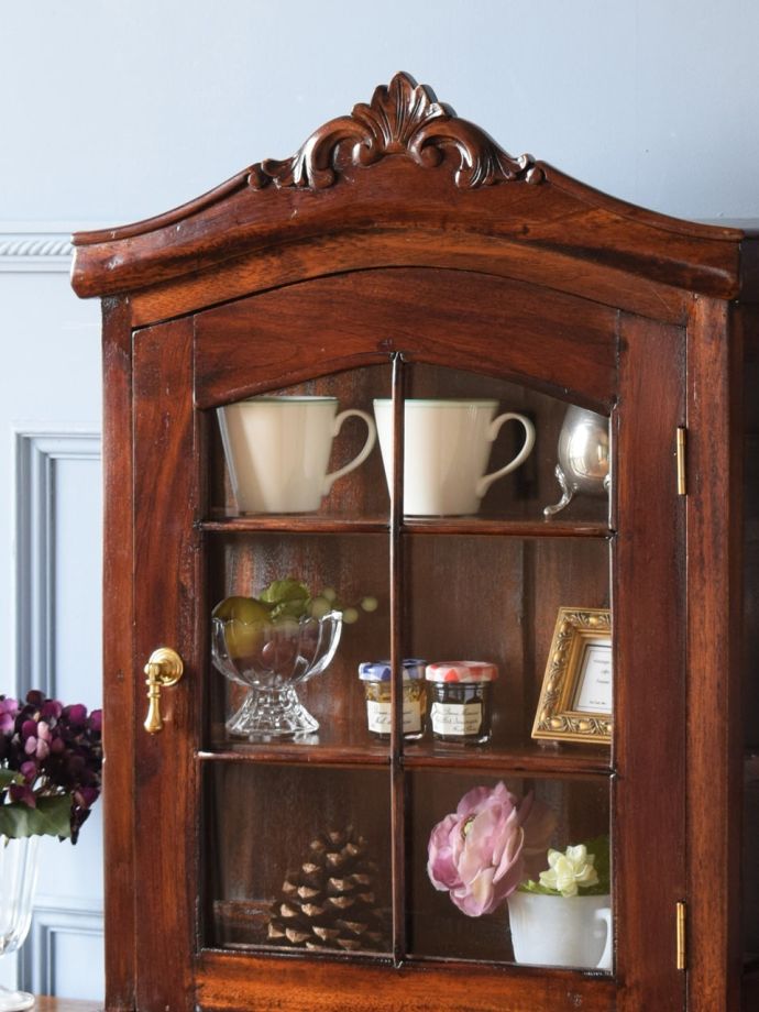 フランスの家具らしい美しいフォルム