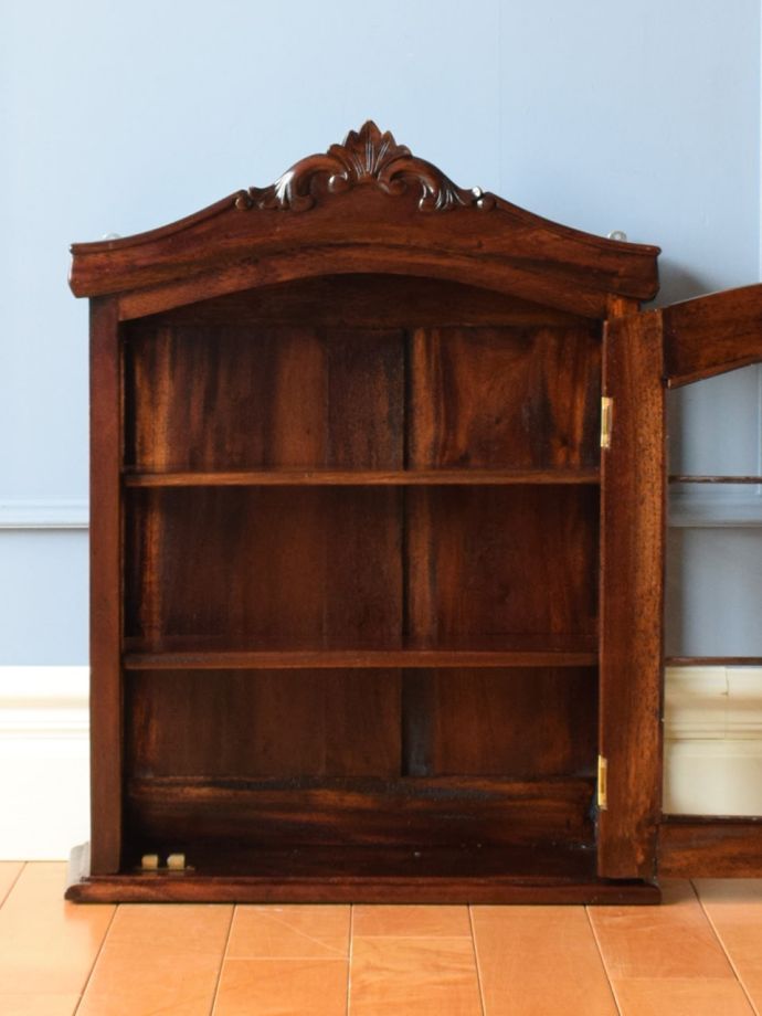 アンティークのキャビネットの扉の中