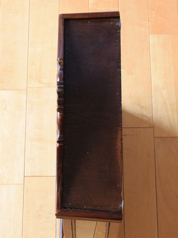 アンティークのキャビネットの天板