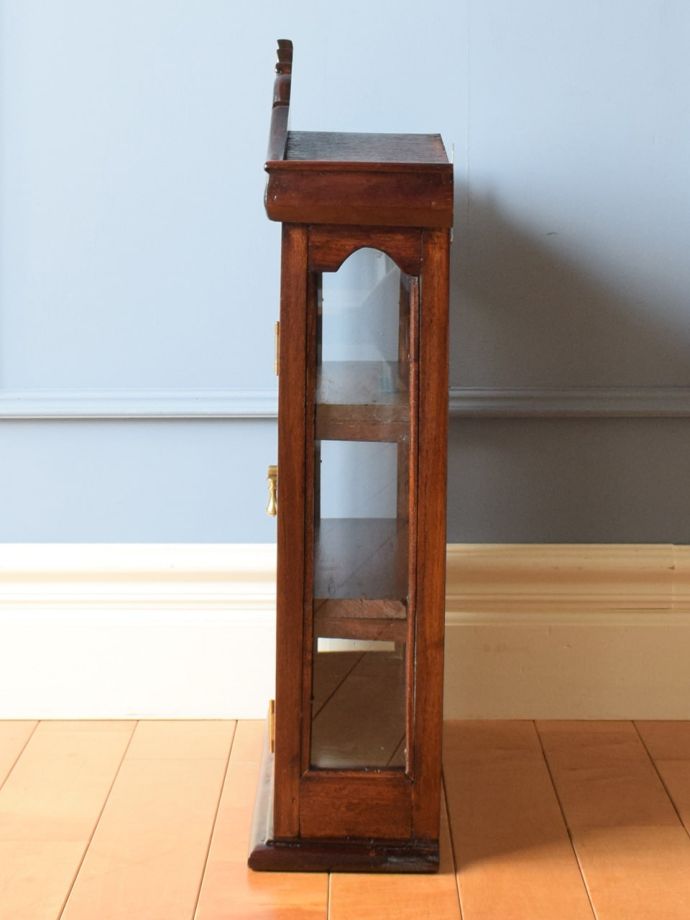 アンティークキャビネットの側面