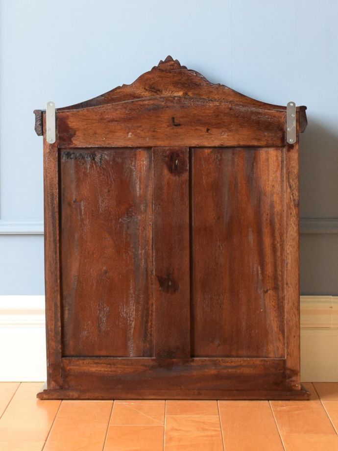 キャビネットの後ろ姿