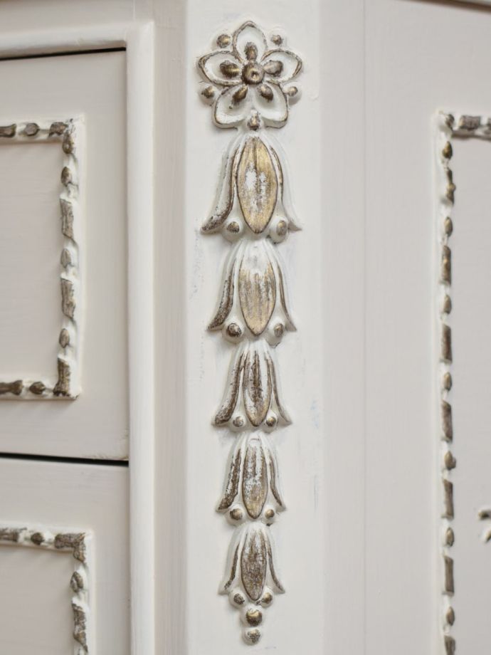 フランスアンティーク家具らしい装飾