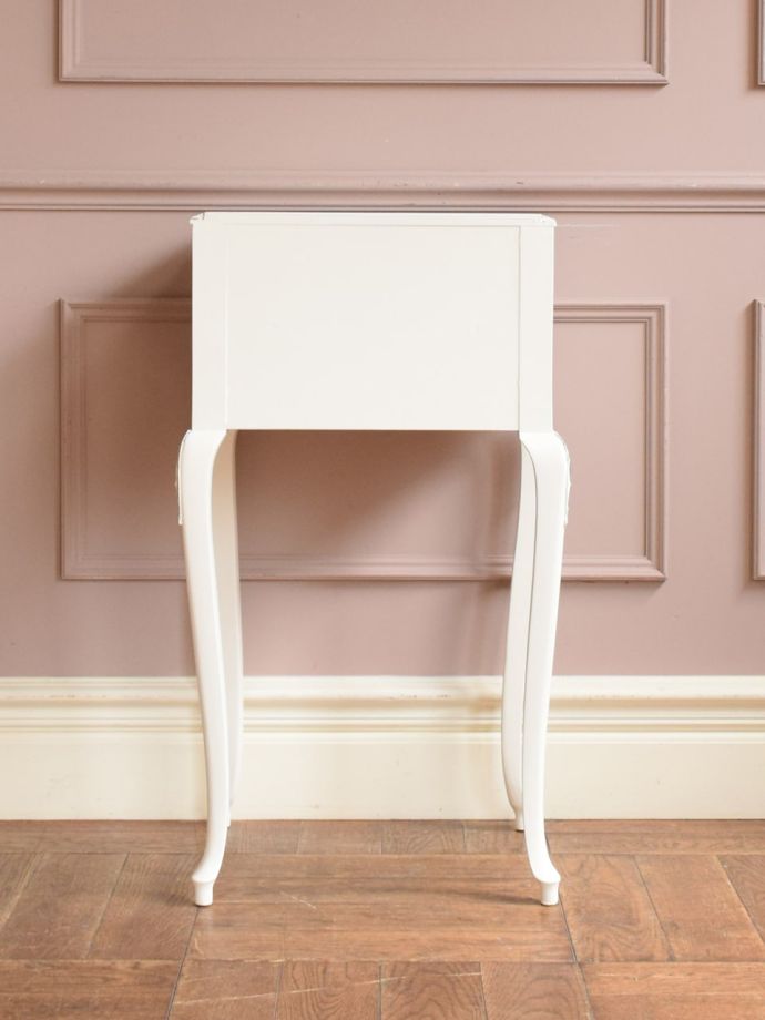 チェストの後ろ姿