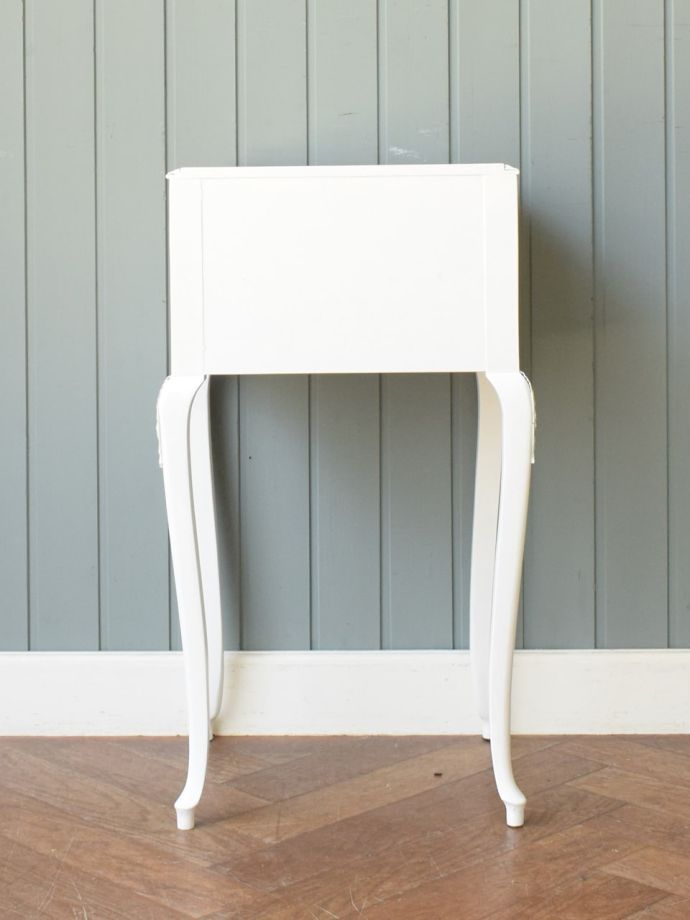 チェストの後ろ姿