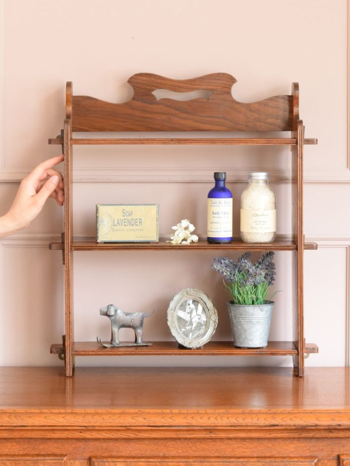 イギリスから届いたアンティークのウォールシェルフ、気軽に楽しめる