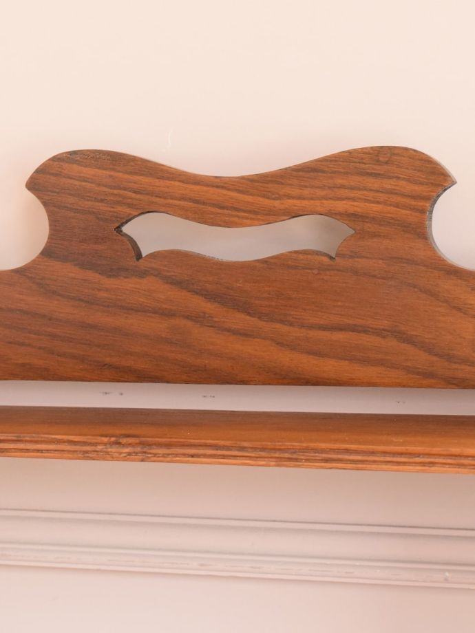 イギリスから届いたアンティークのウォールシェルフ、気軽に楽しめる