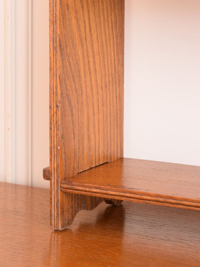 脚付きのウォールシェルフ