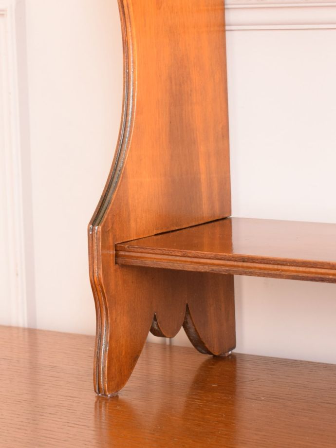 脚付きのウォールシェルフ