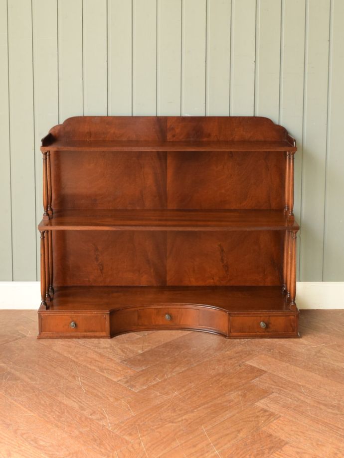 アンティークシェルフの中