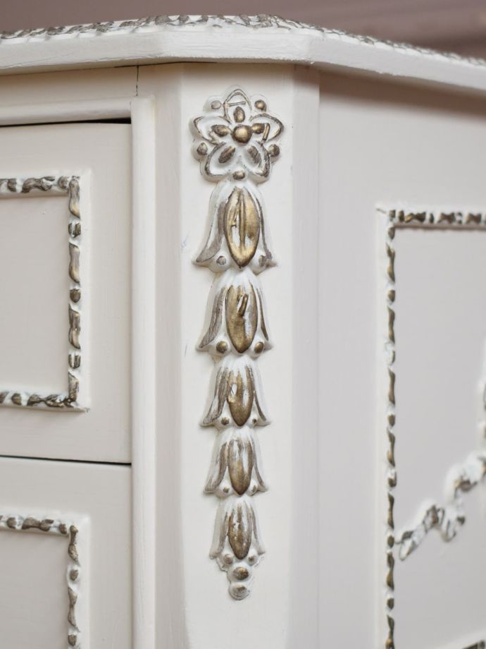 フランスアンティーク家具らしい装飾