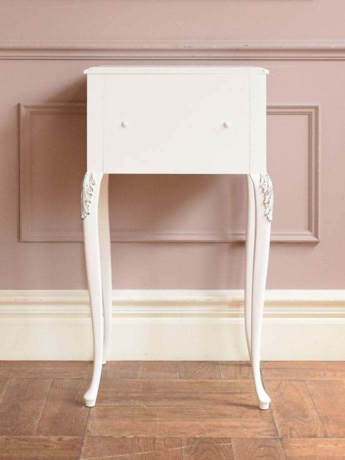 チェストの後ろ姿