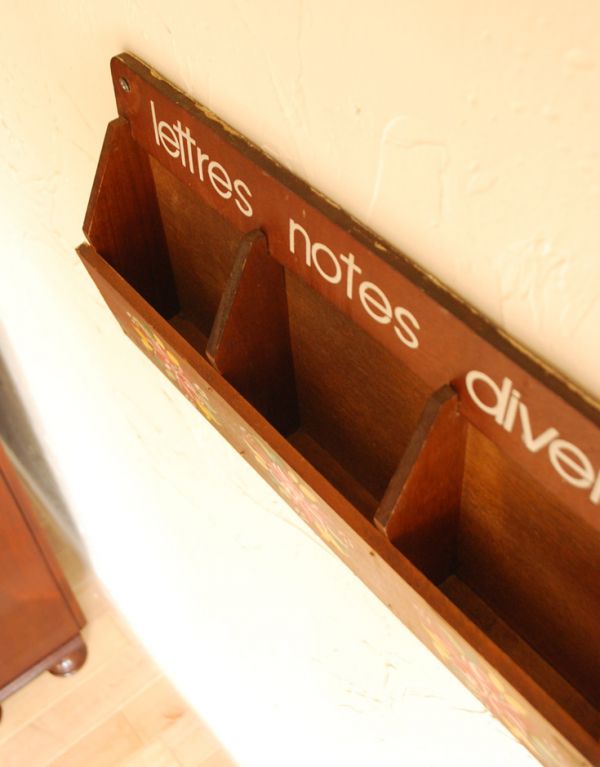 ウォールシェルフ・ウォールハンガー　アンティーク家具　フラワーペイントが可愛い木製のアンティークレターラック。アンティークのため、多少の傷・汚れがある場合がありますが、使用上問題はありませんので、ご了承下さい。(m-1238-z)