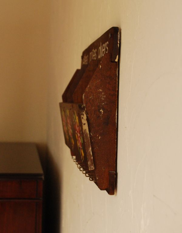 ウォールシェルフ・ウォールハンガー　アンティーク家具　フラワーペイントが可愛い木製のアンティークレターラック。横から見るとこんな感じです。(m-1238-z)