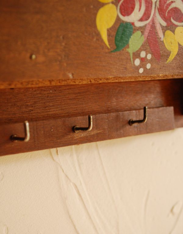 ウォールシェルフ・ウォールハンガー　アンティーク家具　フラワーペイントが可愛い木製のアンティークレターラック。フックが８個も付いています。(m-1238-z)