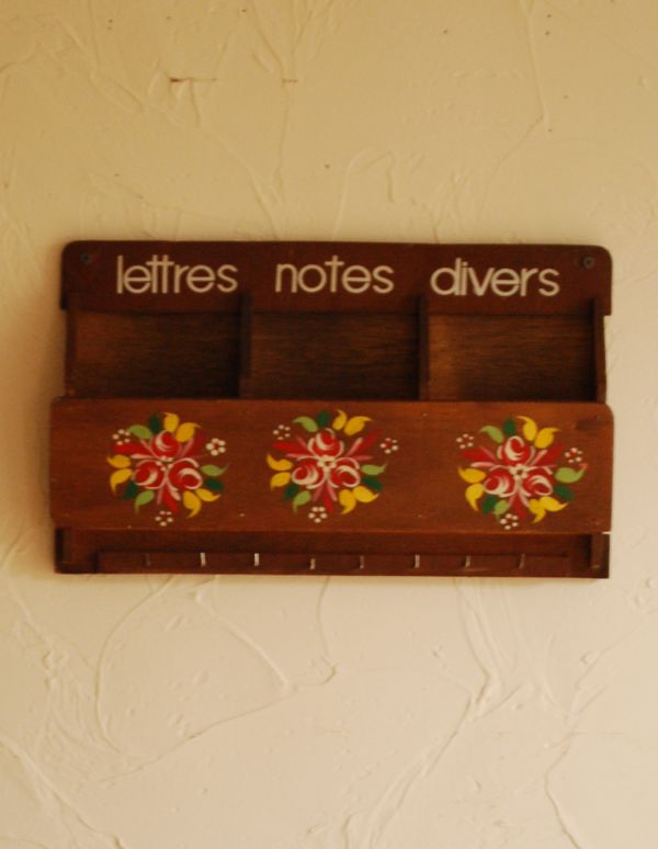 ウォールシェルフ・ウォールハンガー　アンティーク家具　フラワーペイントが可愛い木製のアンティークレターラック。ポストカードが入る大きさです。(m-1238-z)