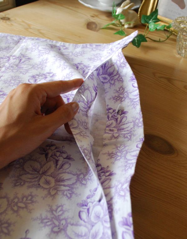 アンティーク 布製の雑貨　アンティーク雑貨　美しいパープルのお花模様を描いたアンティークピロケース。ボタンホールは２ヶ所にあります。(m-1241-z)