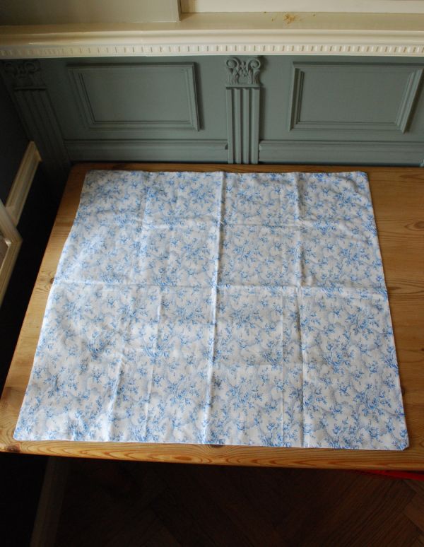 アンティーク 布製の雑貨 アンティーク雑貨 美しいブルーのローズ模様を描いたアンティークピロケース。カバーを交換するだけでお部屋雰囲気が変わりますブルー一色でデザインされたバラが美しいです。(m-1242-z)