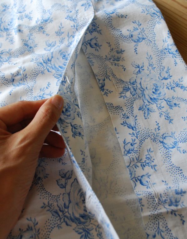 アンティーク 布製の雑貨 アンティーク雑貨 美しいブルーのローズ模様を描いたアンティークピロケース。ボタンホールは3ヶ所にあります。(m-1242-z)