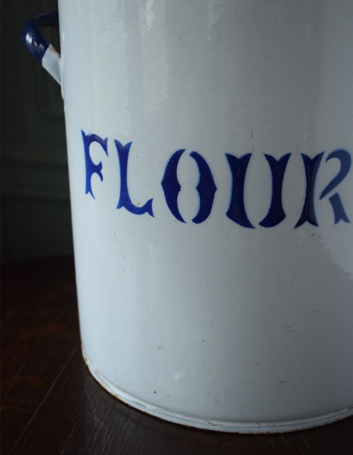 アンティーク琺瑯のフラワー缶