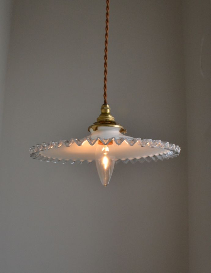 ペンダントライト　照明・ライティング　フランスで見つけたフリルシェード、アンティークペンダントライト（コード・シャンデリア電球・ギャラリーA付き）。お部屋のアクセサリーに使って欲しいアンティーク照明器具の中で気軽に使いやすいペンダントライト。(m-1461-z)